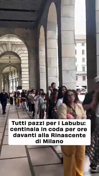 Labubu mania a Milano: tutti in coda per acquistare il peluche