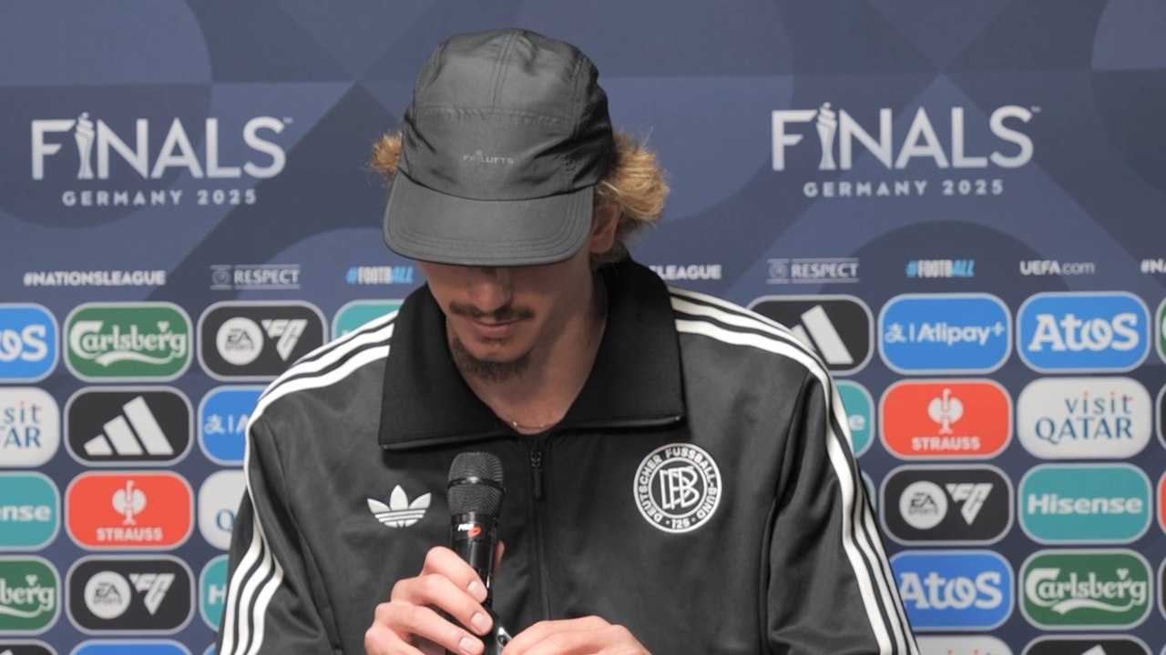 Woltemade kämpft mit dem Mikrofon und bewundert Kimmich-Mentalität