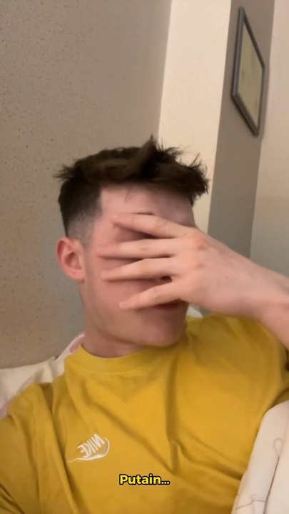 il va se prendre une Fesse Time