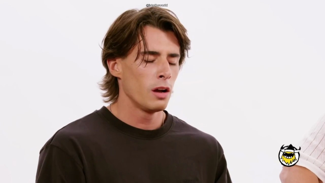 Jenna Ortega vs Emma Myers, Joy Sunday, Georgie Farmer e Luis Guzmán - Hot Ones (Legendado PT-BR)