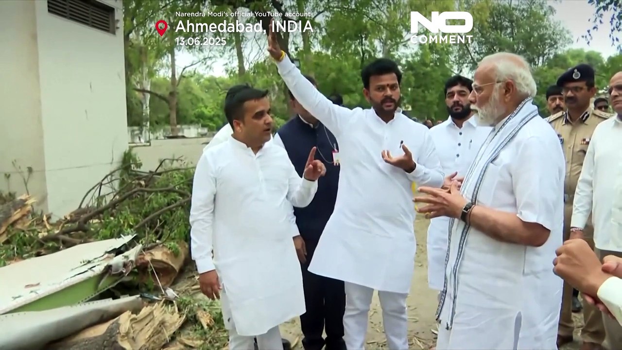 Премьер-министр Индии Нарендра Моди посетил место крушения самолета Air India в Ахмадабаде