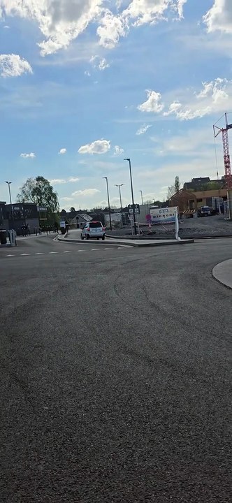 Une voiture sans permis tente de faire une manœuvre