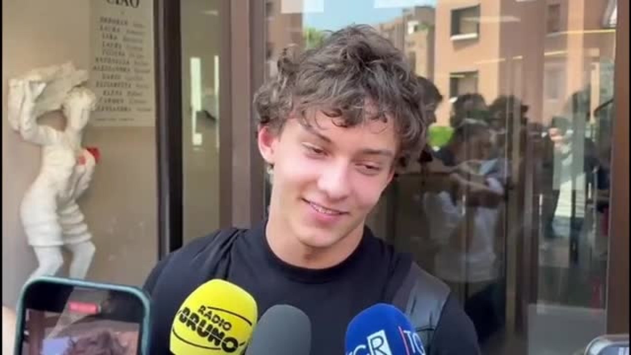 Il video della prima prova della Maturità di Kimi Antonelli: «Ero abbastanza teso, meglio 100 o una vittoria al Gp? Entrambi»