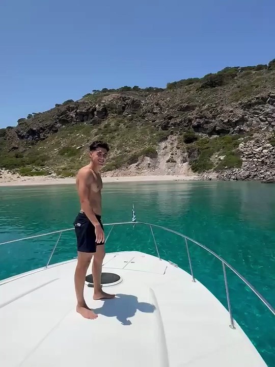 Pau Cubarsí luce abdominales de vacaciones en una isla paradisíaca