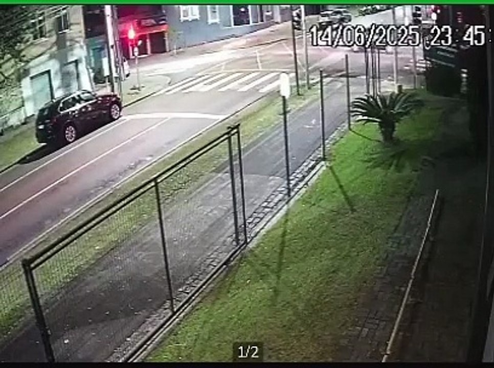 Motorista de carrão de luxo fura sinal, colide contra casal e foge sem prestar socorro