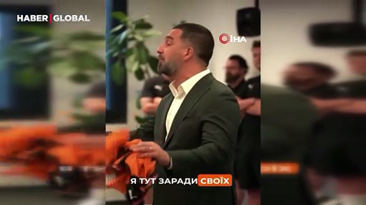 Arda Turan, yeni takımı Shakhtar Donetsk'te futbolcularla tanıştı