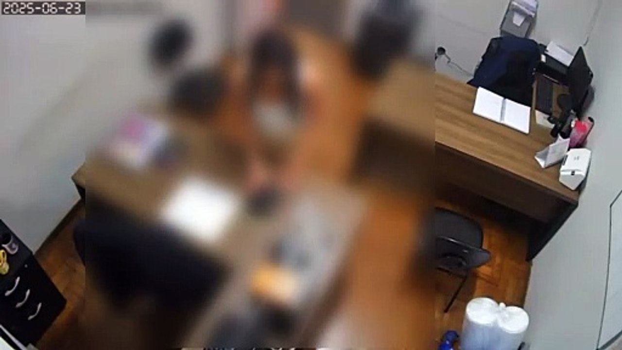 Professora ‘cola’ dados de cartões de créditos de colegas e é presa