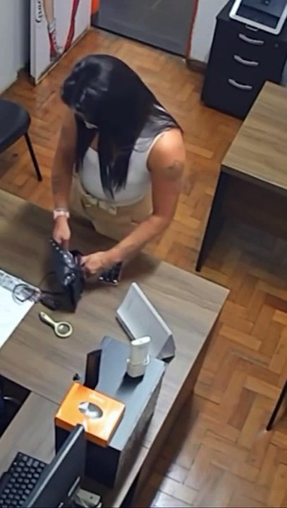 Professora ‘cola’ dados de cartões de crédito de colegas e é presa