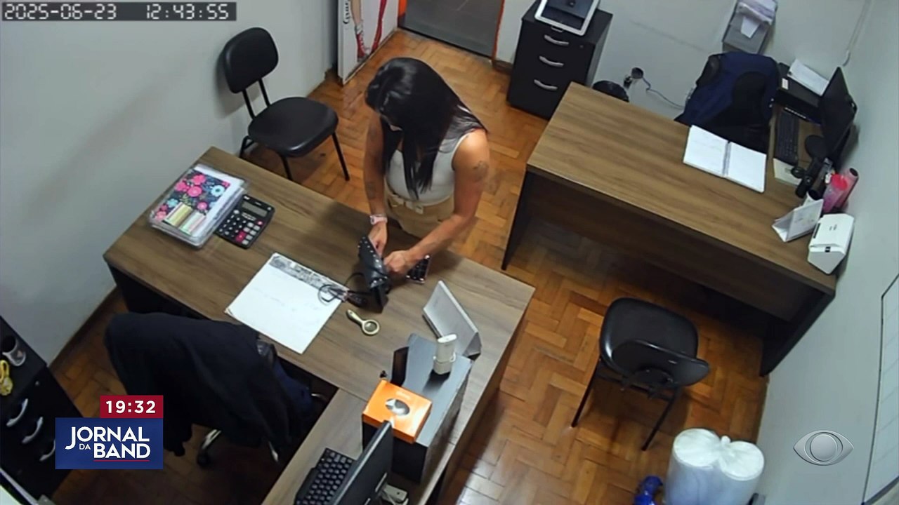 Professora é presa acusada de roubar dados de cartão de crédito