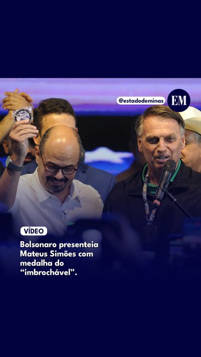 Bolsonaro presenteia Simões com medalha de 'imbrochável'