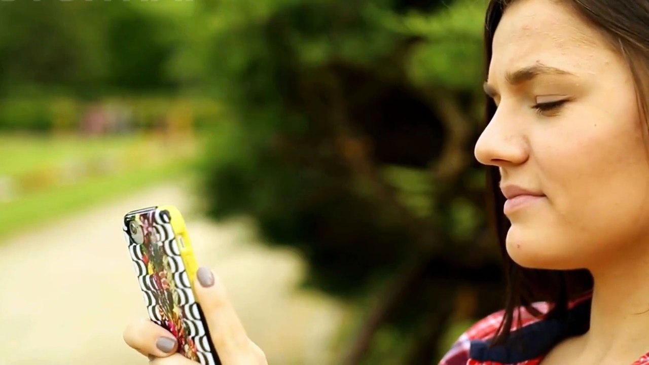 You’re Blind If You Miss These 10 Signs She’s Into You (Text Edition)