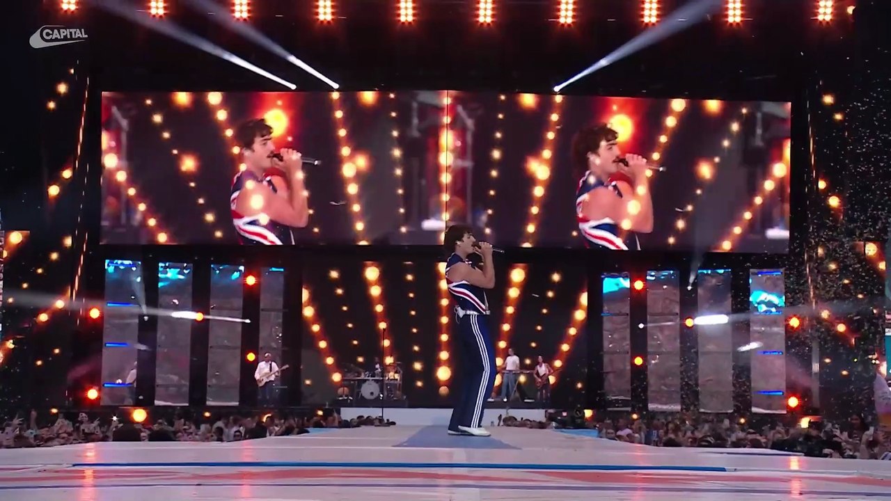 Benson Boone chante "Mystical Magical" en live