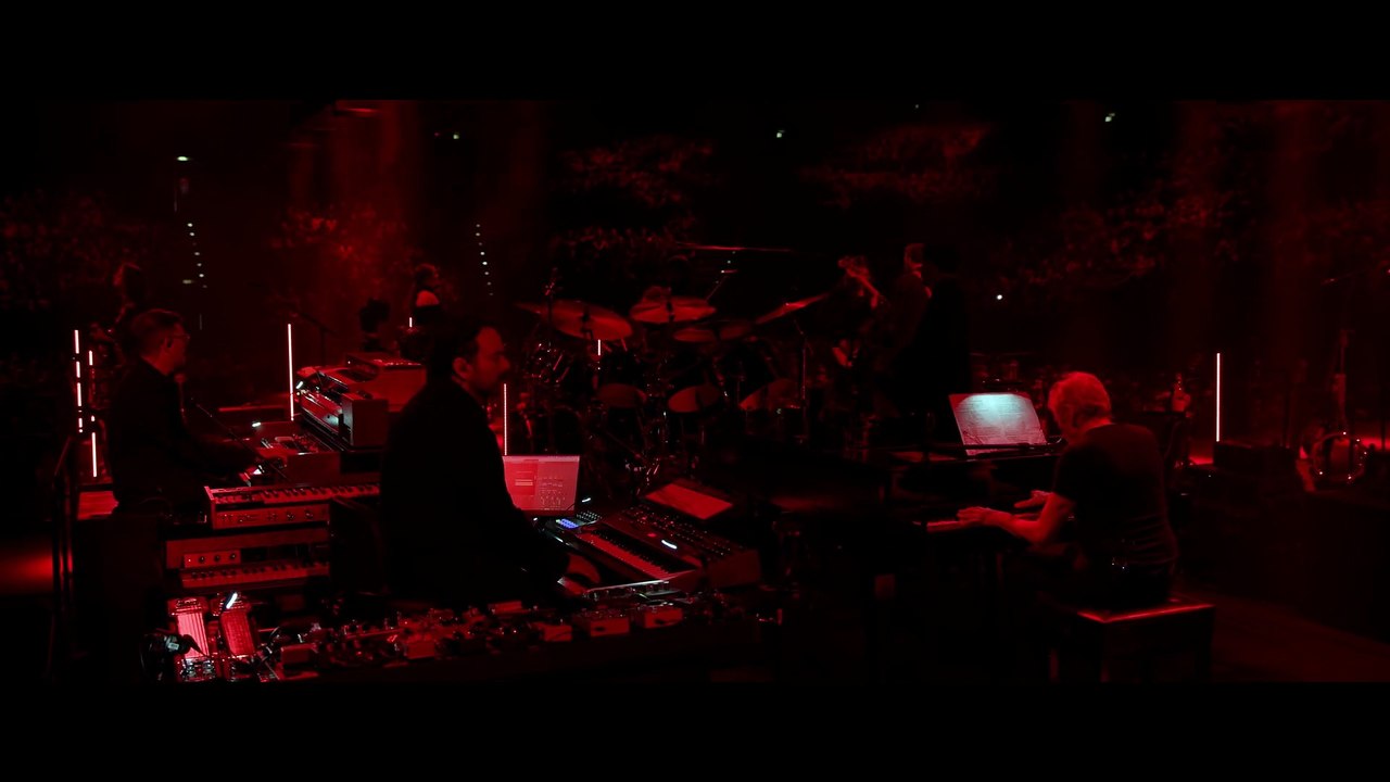 This is Not a Drill: Live From Prague - The Movie, guarda una clip del film-concerto (HD)