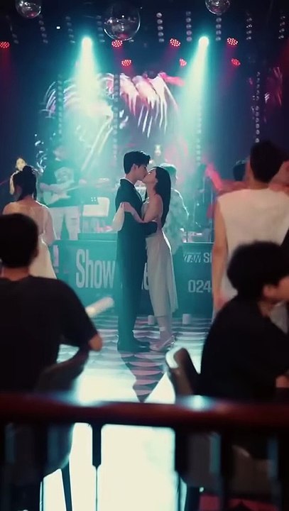 End of Yu Yanwan married into the Su family as a substitute. She thought it was a deal. Unexpectedly, on the wedding day, she ran into a male model in the bar who became her husband. Her heart skipped a beat, but she didn't know that the man had already s