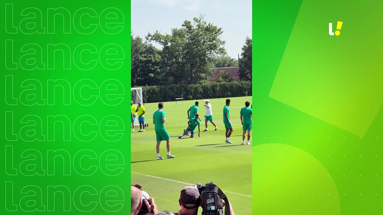 Interação entre Estevão e elenco do Palmeiras durante treino do Palmeiras