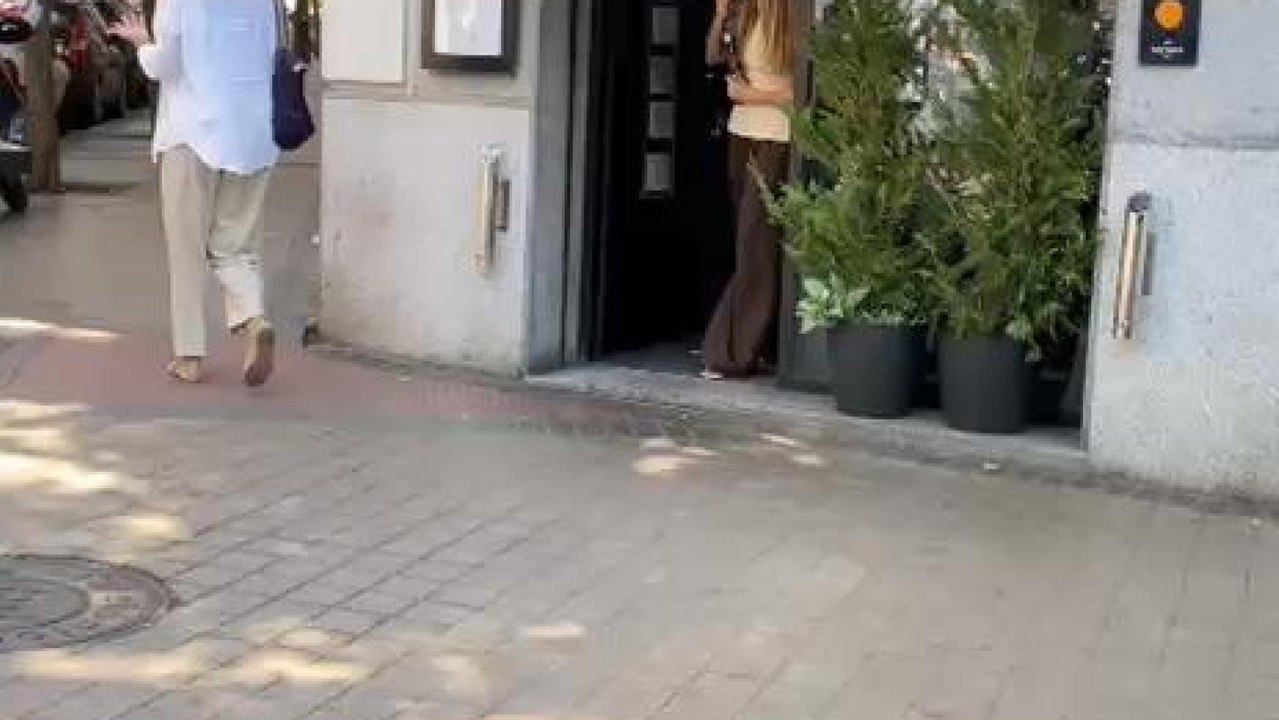 Margot Robbie saliendo del restaurante Arzábal de Madrid.