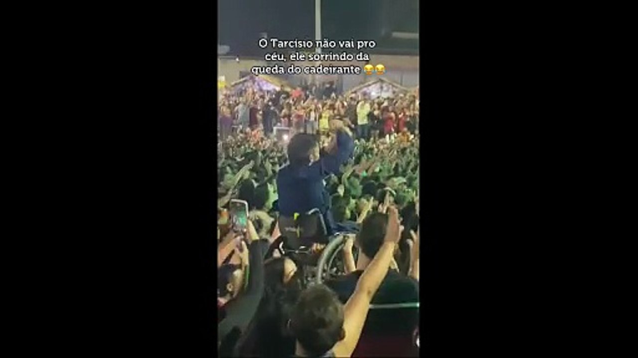 VÍDEO: Cadeirante é levantado pelo público e cai durante show de Tarcísio do Acordeon