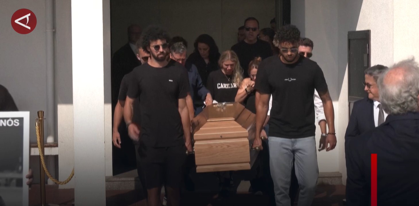 Saat peti jenazah Diogo Jota dan Andre Silva dibawa menuju pemakaman