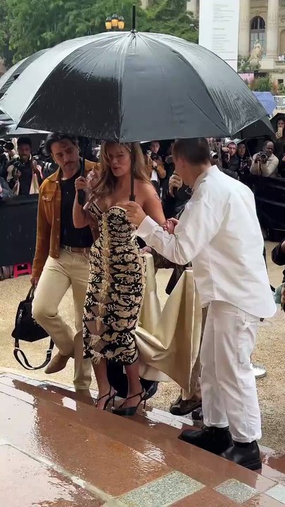 ¡Karol G conquista la Alta Costura de París!