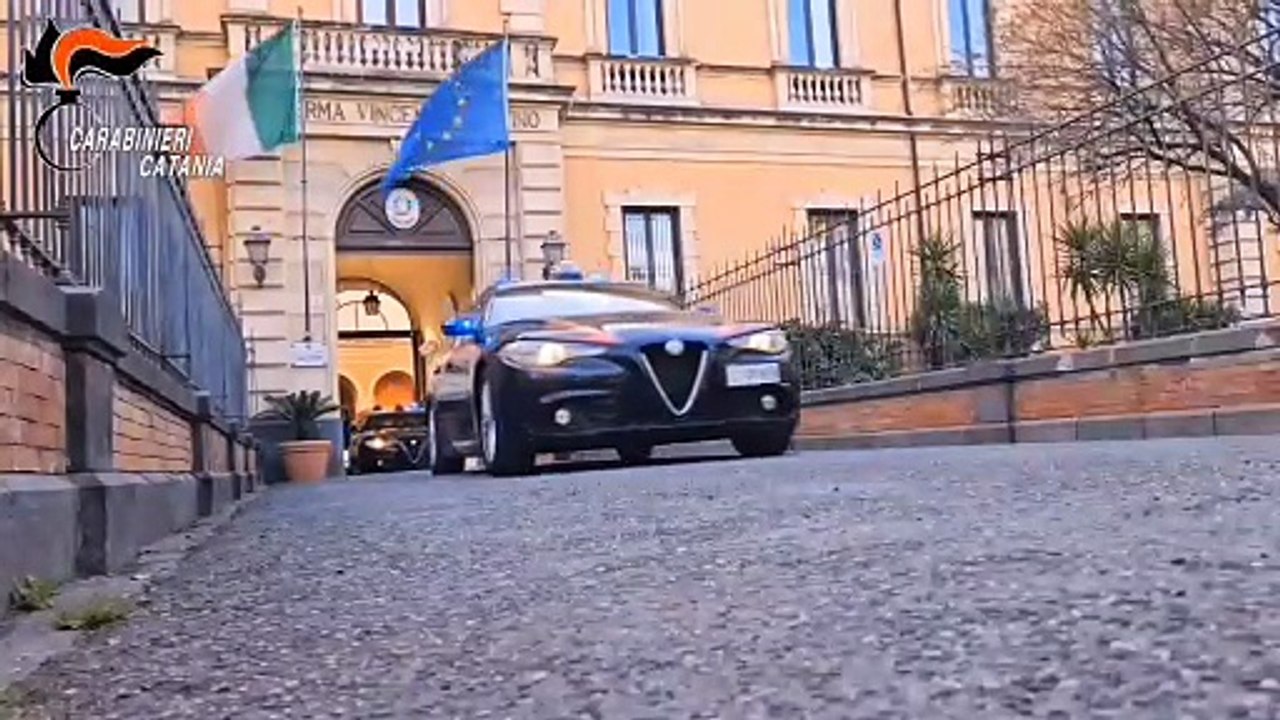 Catania, viene chiuso in una stalla e torturato