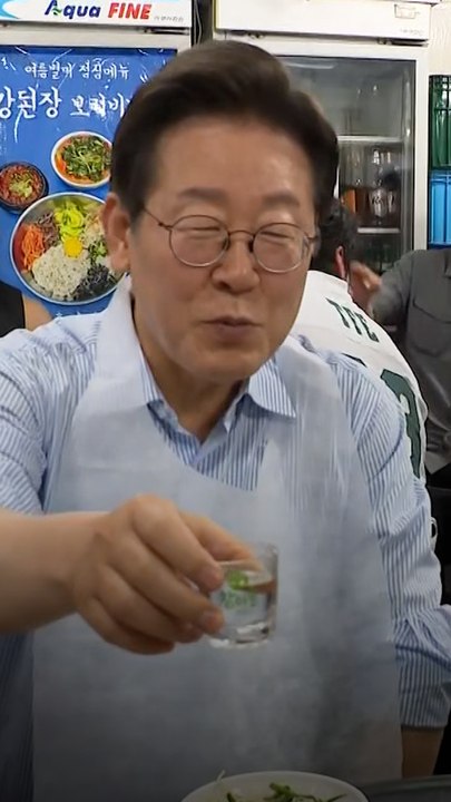 李, 앞치마 두르고 소맥 돌렸다 "소비 진작 위해 저부터 외식"