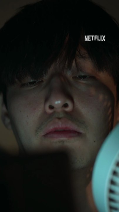 이건 첫 번째 레슨. 쿵쿵대지 않기!🚫 평화로운 아파트 생활을 위한 에티켓. 강하늘의 슬기로운 캠페인과 그렇지 못한 아파트 생활 . 7월 18일 공개. 오직 넷플릭스에서.