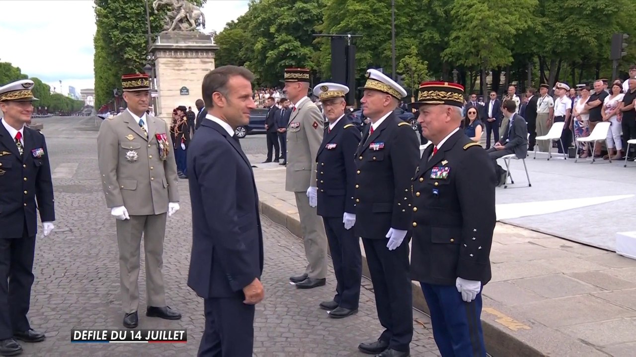 Emmanuel Macron salue les chefs d'état-major