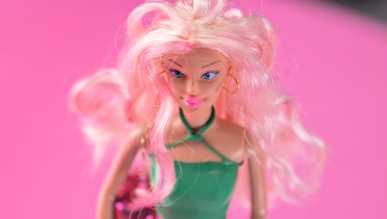 Transformer les poupées en art : Techniques de transformation créative !