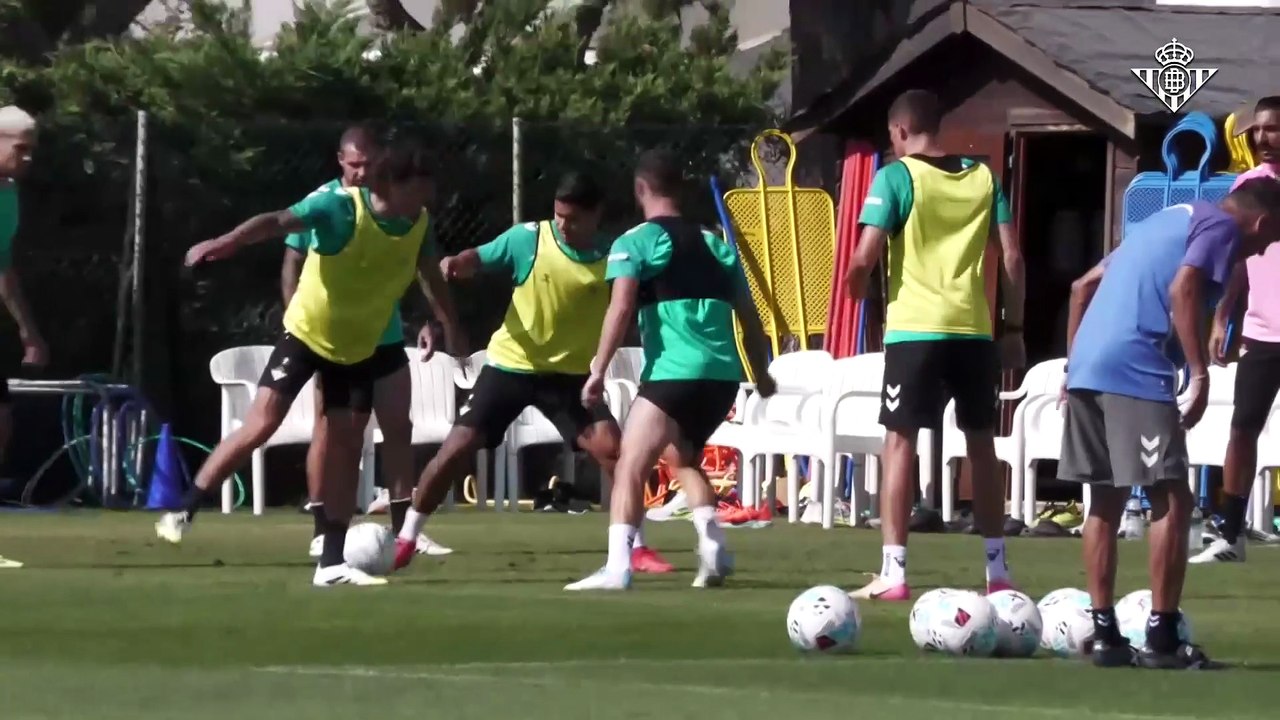 Entrevista de Cucho Hernández con el Betis para la pretemporada.