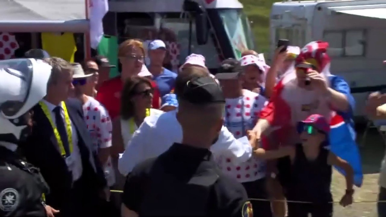 Tadej Pogačar reprend le maillot jaune sous les yeux d'Emmanuel Macron