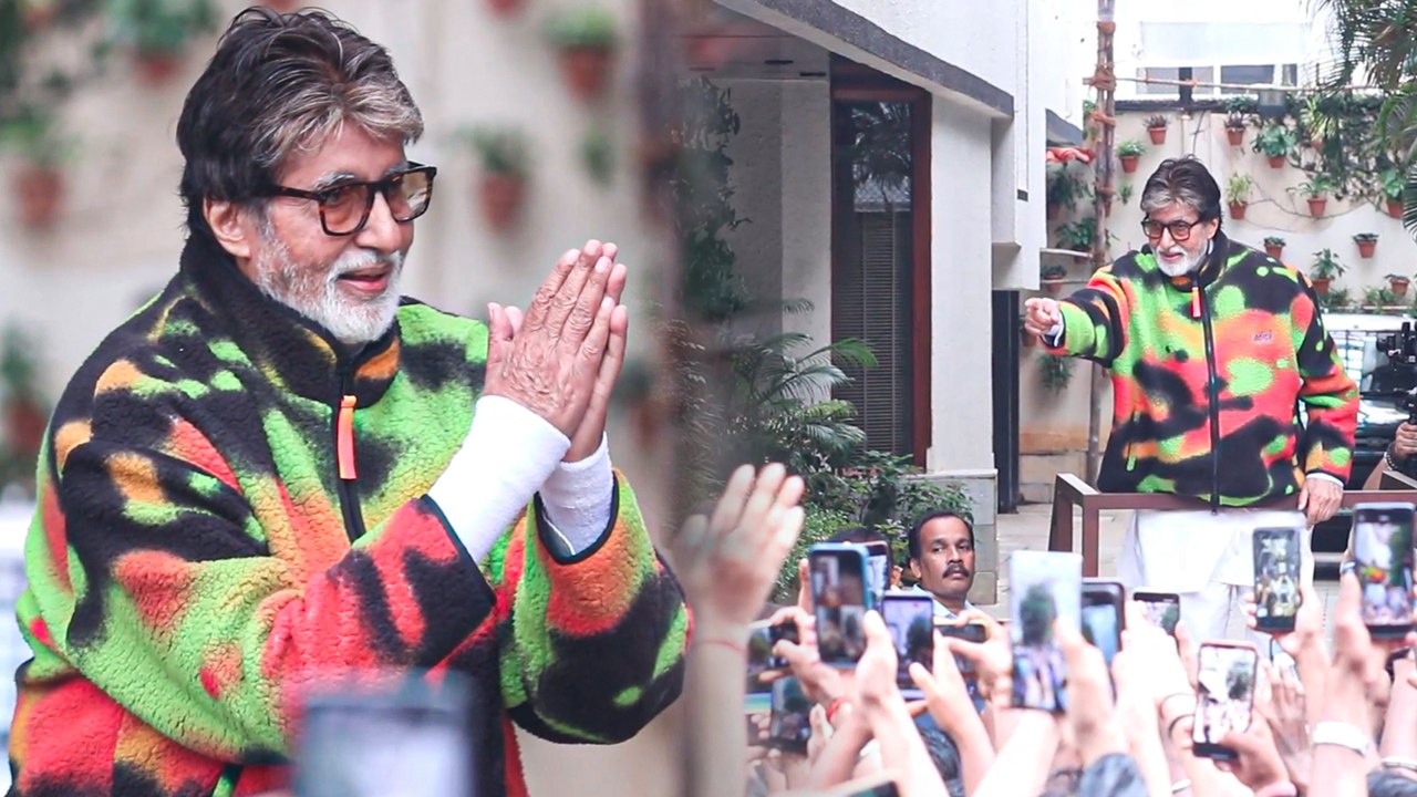 Amitabh Bachchan: Megastar Waves At His Fans From Jalsa Bungalow, Juhu | Big B Is The BOSS