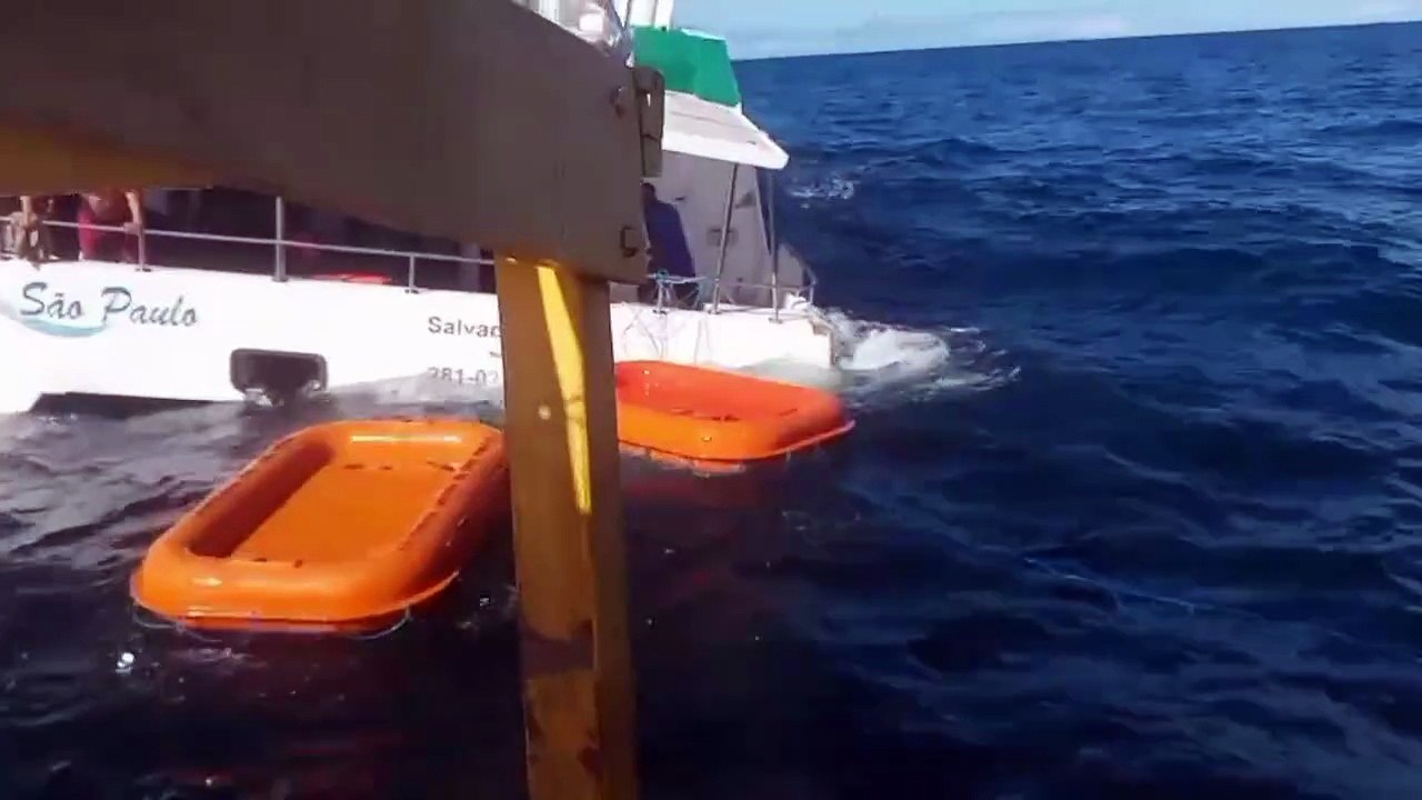 Veja momento em que catamarã começa a naufragar após colisão com barco