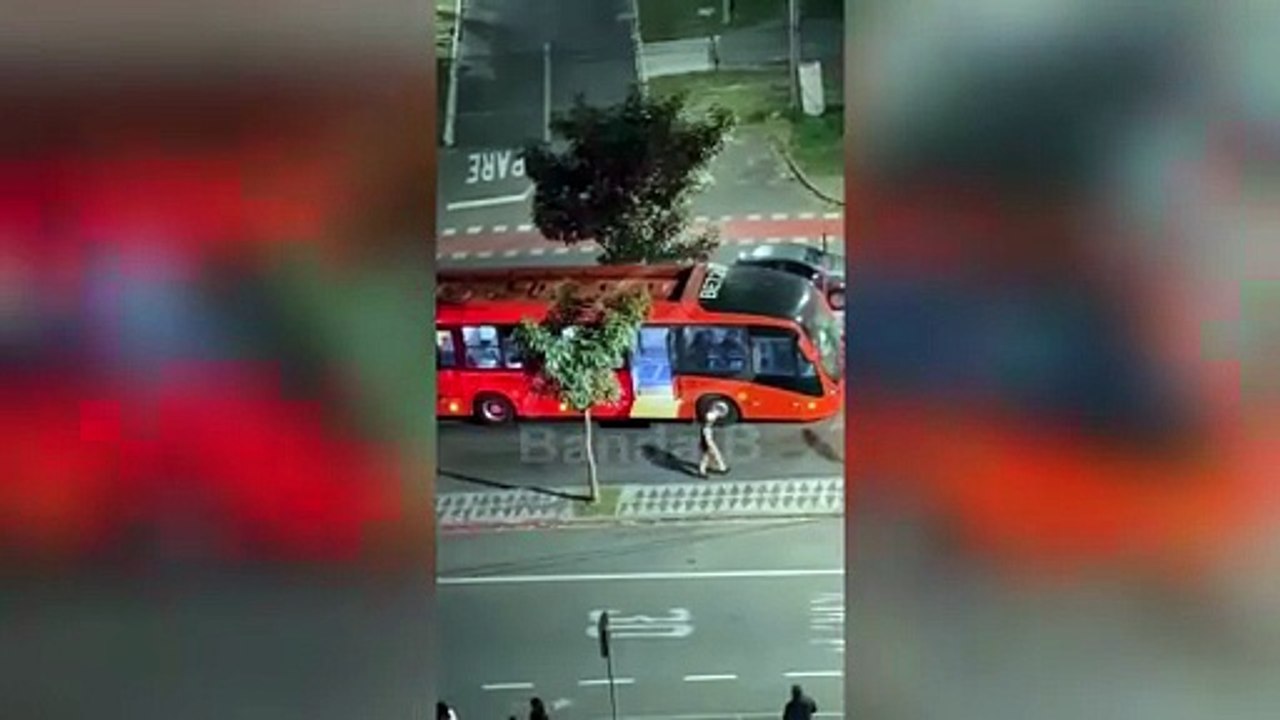 Ônibus biarticulado é partido ao meio após colisão com trem