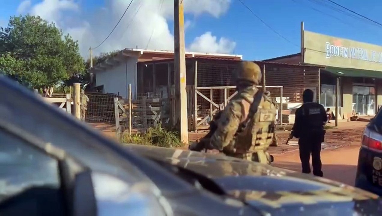 Vídeo mostra polícia 'caçando' integrantes de facção durante operação na Bahia; assista