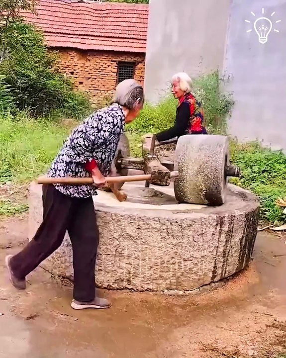 Hardworking women using traditional tools 😍