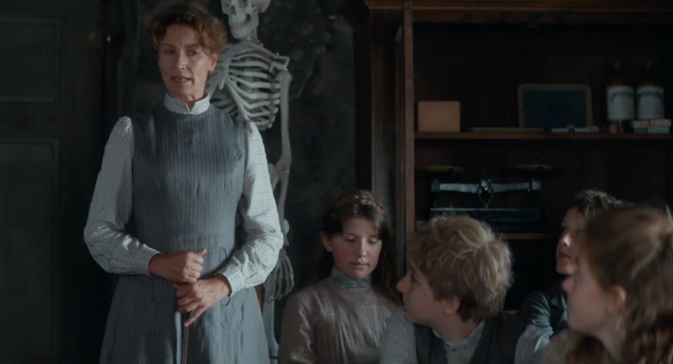 La primera escuela Tráiler