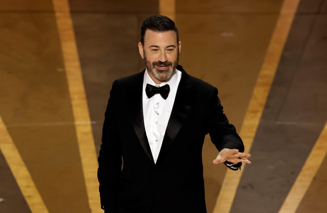Após alfinetada de Trump, Jimmy Kimmel responde com convite para programa de conhecimentos gerais