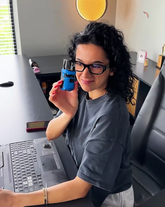 This is how Gen Z handles paperwork 😎📲