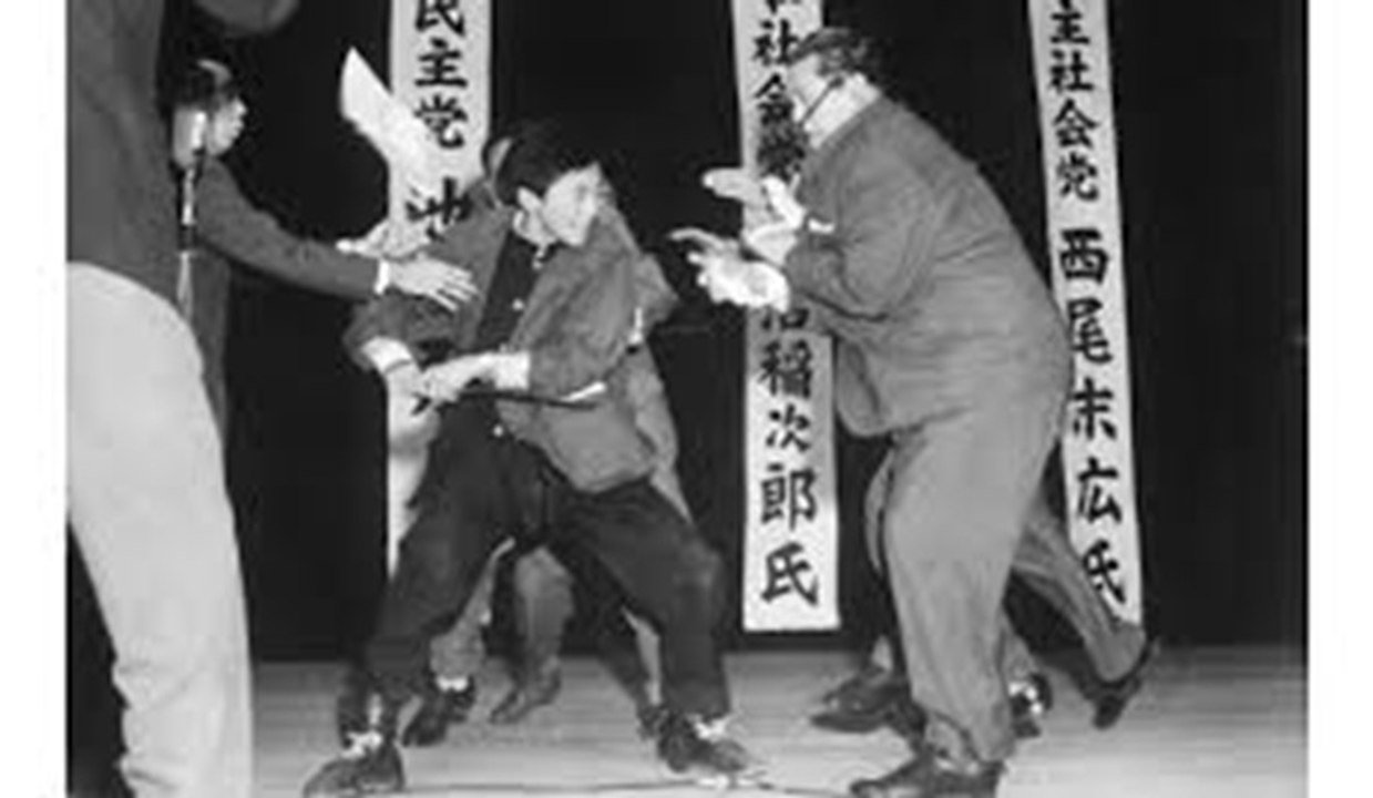 Un homme POLITIQUE JAPONAIS se fait... ASSASSINER en direct.