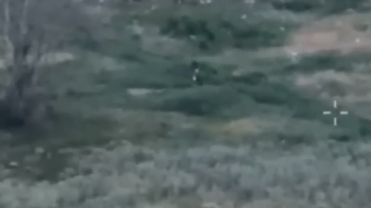 Blessé, un soldat ukrainien fuit les combats grâce à un vélo livré par drone