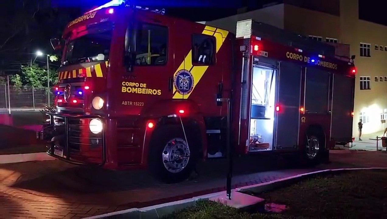 Preso de amor e aço! Algema emperra e bombeiros entram em cena