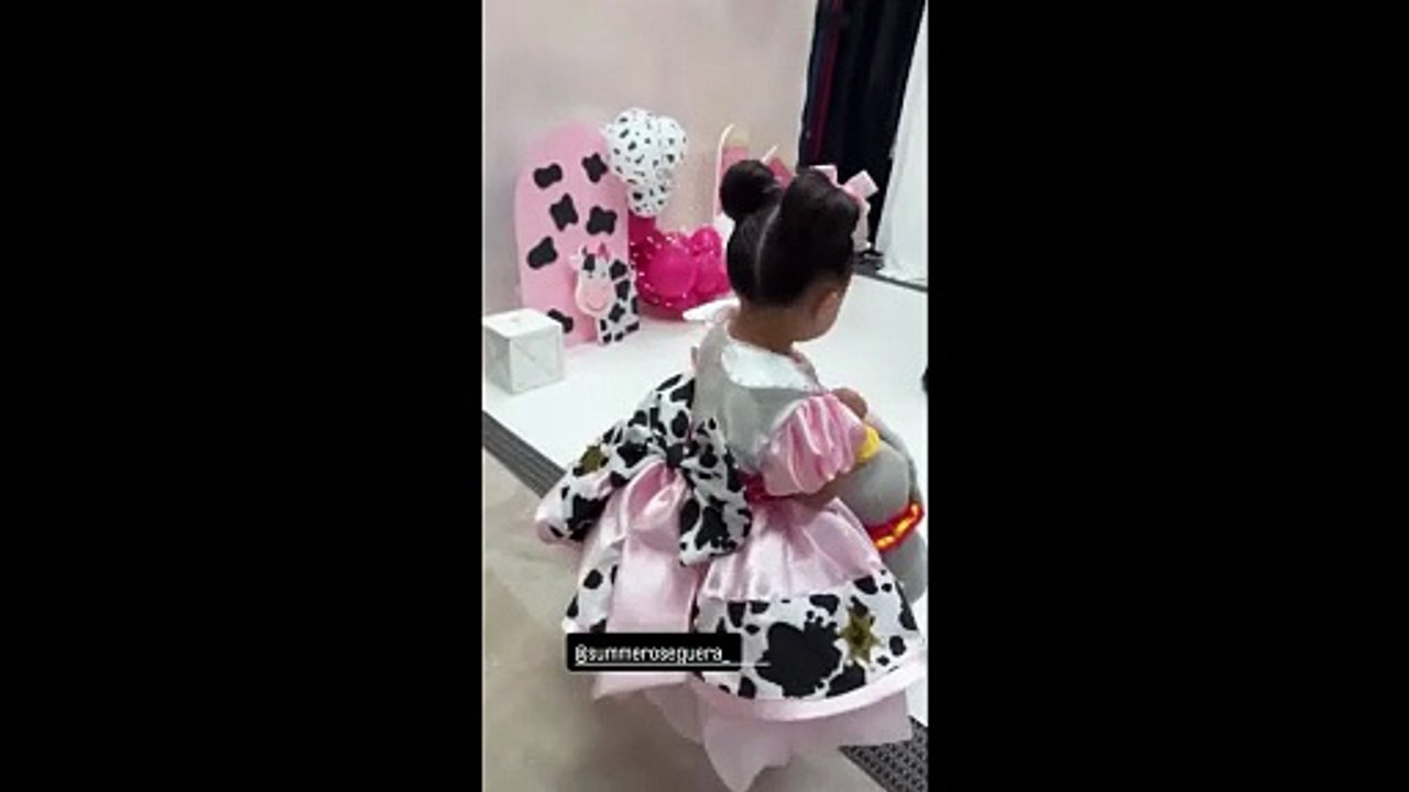 Elsa Oseguera y Davis Flow celebran los 2 años de su hija