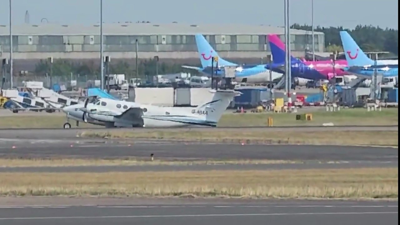 Birmingham: Plane makes emergency landing