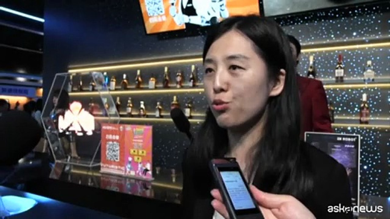 Camerieri e band musicali umanoidi, ecco il Robot Mall