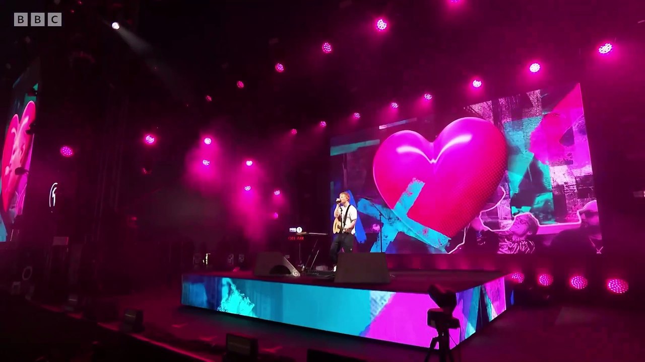 Ed Sheeran chante son tube "Azizam" en live