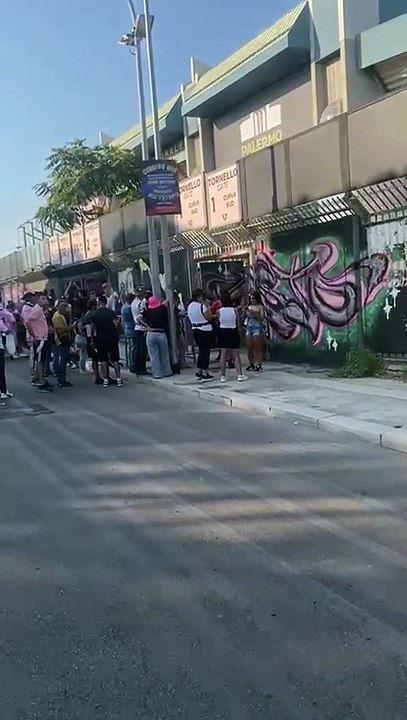 Lunghe code ai tornelli del Renzo Barbera