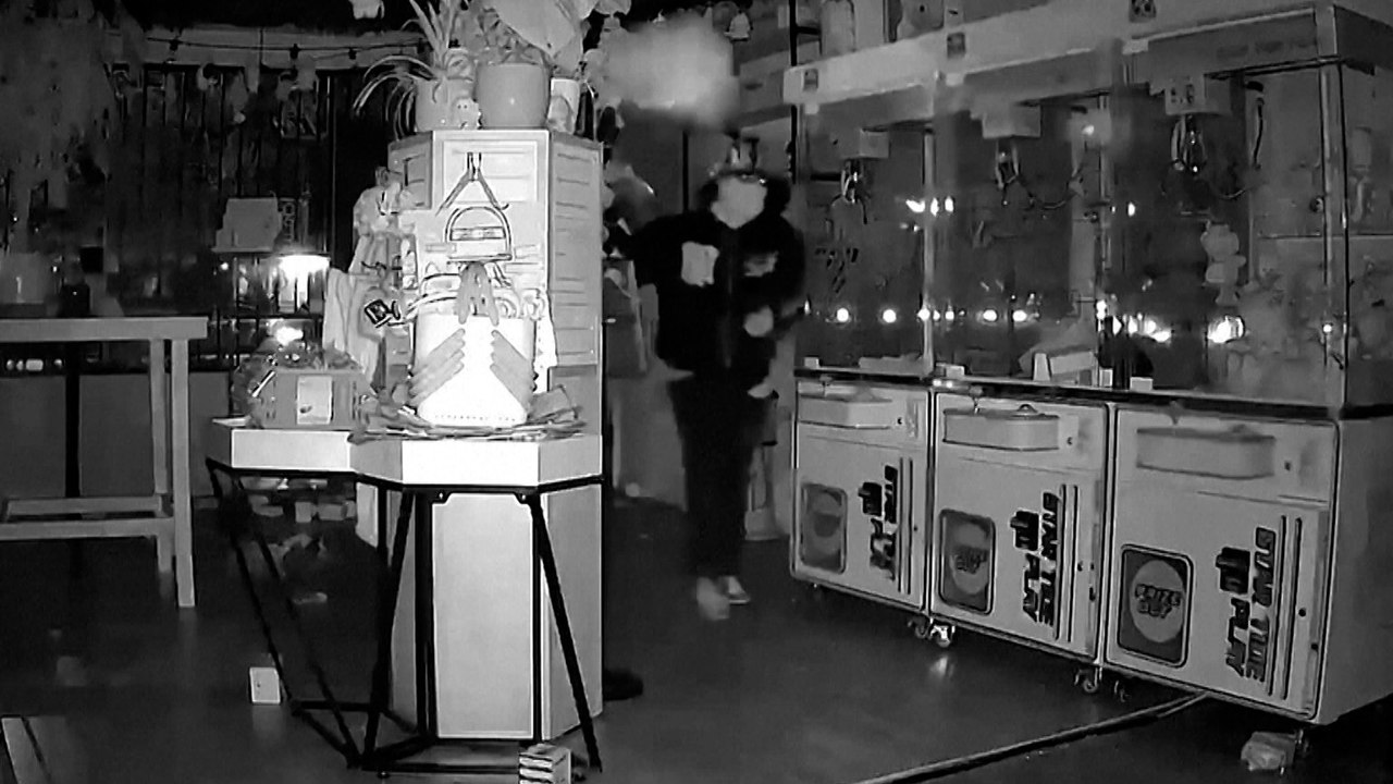 Roban Labubus de tienda en Los Ángeles