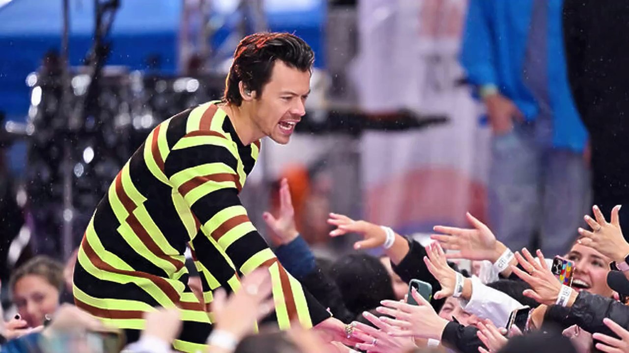 Harry Styles fa jogging di notte per le vie di Roma: l'incontro con la fan