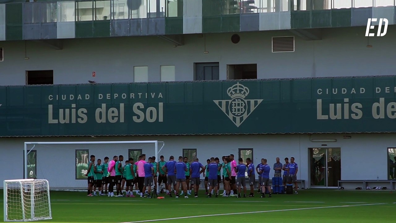 El Betis entrena sin Borja Iglesias y sin Deossa