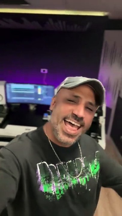 مقطع محذوف من أغنية "بابا" لعمرو دياب يظهر للنور